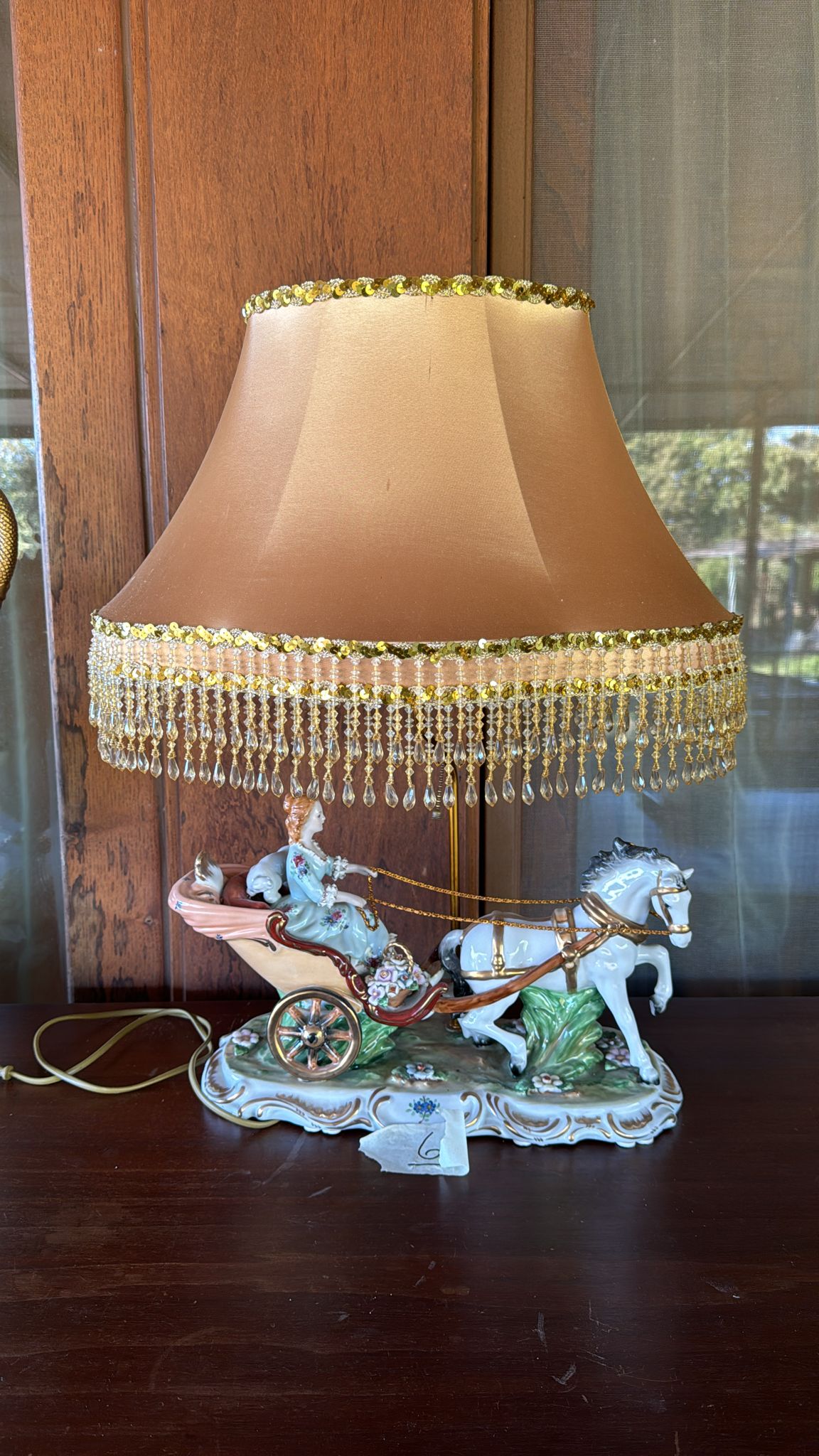 lampada-con-donna-in-carrozza